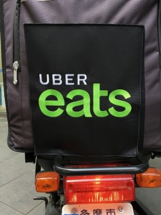 Uber Eatsと書かれたバッグ